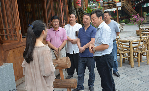 党委书记吴建清到恩施土家女儿城调...