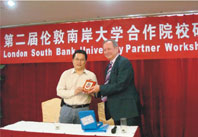 Professor Luo Xianfeng met the president of London South Bank University in 2008